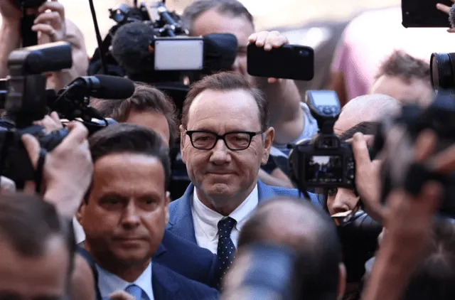 Kevin Spacey a su salida de un tribunal de Londres.