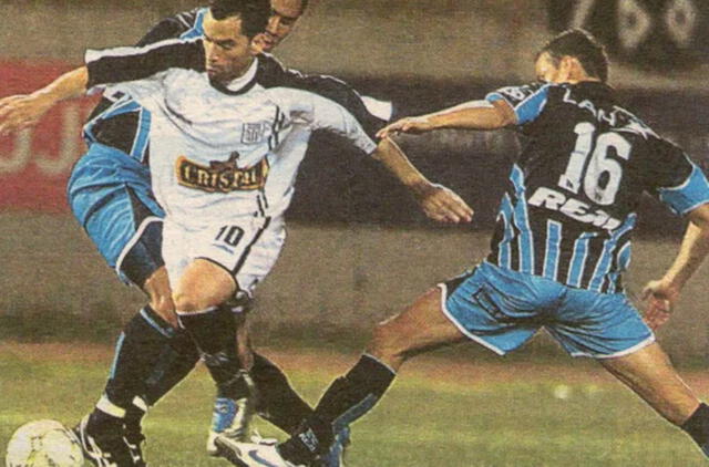 Ricardo Páez con la camiseta de Alianza Lima en un partido ante César Vallejo en el Mansiche de Trujillo. Foto: Historia Blanquiazul