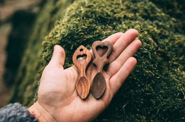  Cucharas de amor hechas de madera. Foto: Architectural Digest<br>    