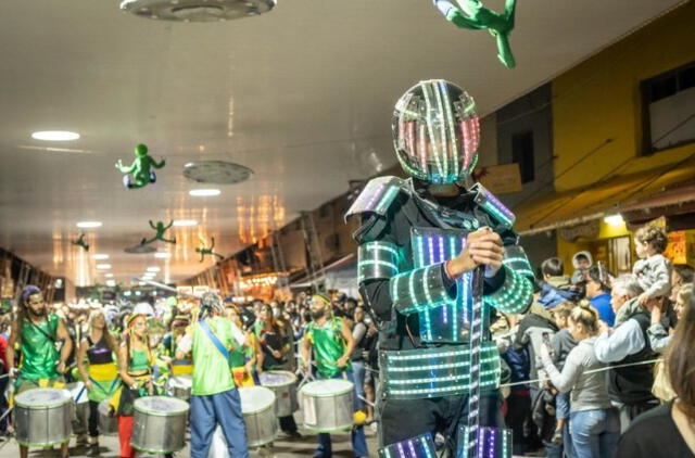  Décima edición del Festival alienígena de Capilla del Monte. Foto: Prensa CBA<br />    » title=» Décima edición del Festival alienígena de Capilla del Monte. Foto: Prensa CBA<br />    » width=»100%» height=»100%» loading=»lazy»></p>
<p> Décima edición del Festival alienígena de Capilla del Monte. Foto: Prensa CBA    </p>
<p> Este evento turístico es nuevo y <span>sería el único en Sudamérica</span> organizado por el Gobierno de Córdoba. La celebración de la décima edición estaba programada para este fin de semana, desde el viernes 17 que se realizó la previa del festival con la <strong>Noche de las Luciérnaga</strong>s, en la biblioteca Mariano Moreno.   </p>
<p> Las entradas son totalmente gratuitas, por lo que todos estaban invitados, solo necesitaban llegar hasta Capilla del Monte. Ahí, los turistas asisten disfrazados de extraterrestres y disfrutan de varias actividades como charlas, paseos, juegos y espectáculos musicales:   </p>
<ul>
<li>Concurso de disfraces</li>
<li>Búsqueda del tesoro alienígena</li>
<li>Ciclo de conferencias temáticas</li>
<li>Tarde temática en Centro de Informes Ovni</li>
<li>Peña Alienígena</li>
<li>Desfile de carrozas </li>
<li>Espectáculos musicales</li>
<li>Feria mística</li>
</ul>
</div>
                            <div class=