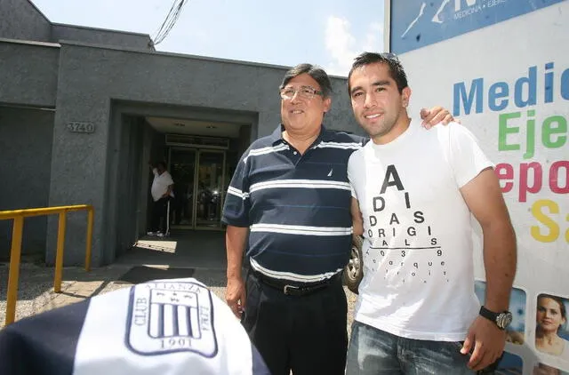 Meneses y 'Pocho' Alarcón tras su llegada a Alianza Lima. Foto: GLR   