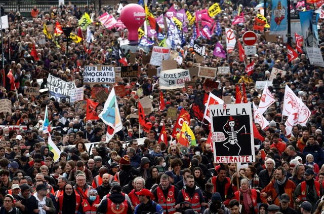  Protestantes con lemas y carteles. Foto: Infobae<br>    