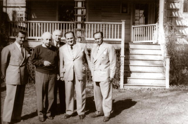 Albert Einstein y Víctor Raul Haya de la Torre