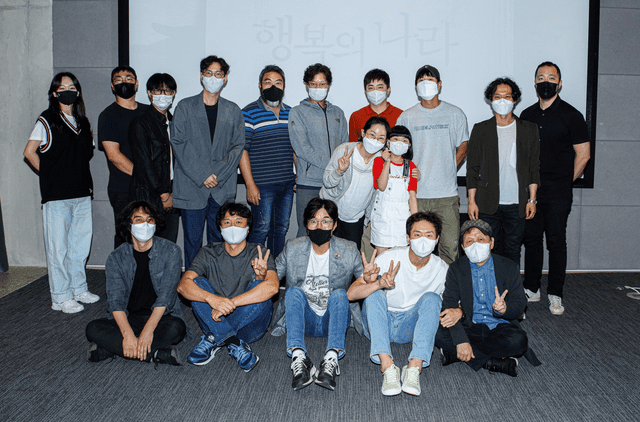 Equipo de producción de ‘The Land of Happiness’. Foto: Soompi Equipo de producción de ‘The Land of Happiness’. Foto: Soompi