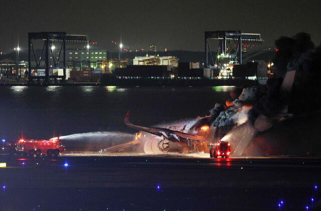  El fuego fue apagado por los Bomberos, mientras se procedió a cerrar todas las pistas del aeropuerto. Foto: EFE   