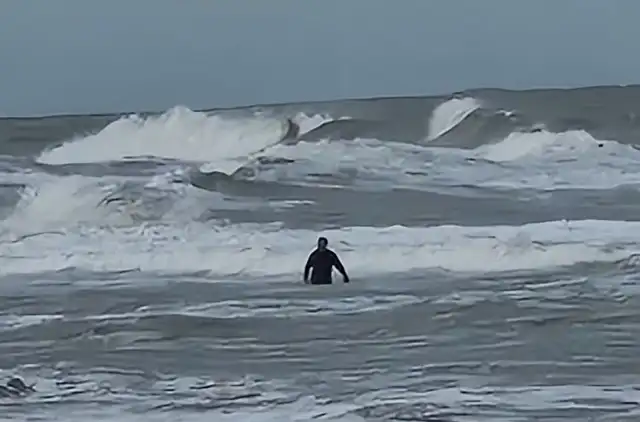 El ladrón tuvo que escapar por el frío que hacía en el mar. Foto: La Nación/captura de video.   