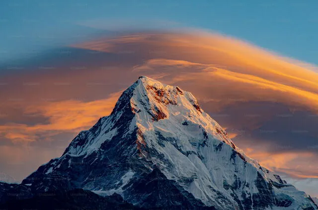 Esta singular montaña, de más de 6.000 metros de altura, se ubica en un país de Sudamérica. Foto: Unsplash.   