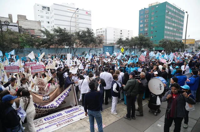 Los diversos gremios se congregaron en la sede central de EsSalud. Foto: LR.   