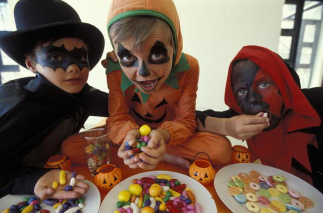 Millones de niños consumen dulces en Halloween.