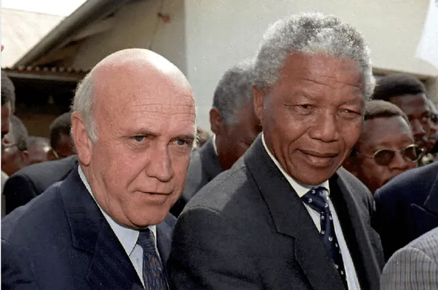 Frederik de Klerk y Nelson Mandela impulsaron la eliminación de la política del Apartheid en Sudáfrica. Foto: AFP