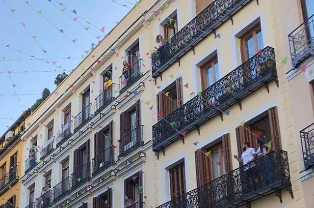 Los vecinos madrileños podrán disfrutar de diversos espectáculos desde sus balcones y a través de la Plataforma Vecinal Maravillas. (Foto: El Mundo)