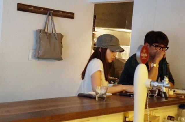Kim Tae Hee y Bi Rain fueron fotografiados juntos en una cita secreta en un restaurante en 2013.