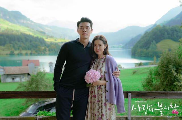 Esta fotografía de Hyun Bin y Son Ye Jin hizo suponer que el personaje de la actriz quedaba embarazada por  vientre claramente prominente.