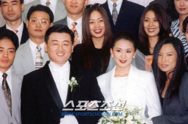 La actriz Kim Hee Ae se casó con el empresario  Lee Chan Jin el 21 de setiembre de 1996.