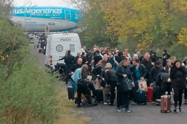 Los pasajeros de Aerolíneas Argentinas fueron evacuados. Foto: La Nación<br>    