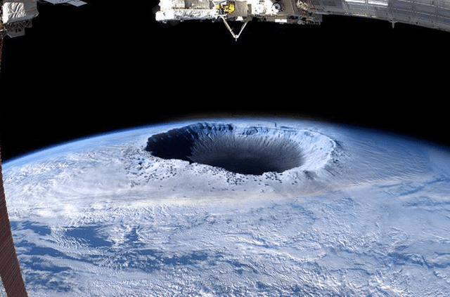  Representación artística donde se muestra un agujero enorme en la superficie de la Tierra. Foto: difusión   