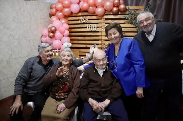 La pareja lleva más de 8 décadas juntos y tiene una numerosa familia. Foto: Clarín   