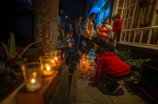 El Día de las Velitas es celebrado, incluso, por personas no que comparten la fe o religión de esta especial actividad que se celebra en toda Colombia. Foto: El País 
