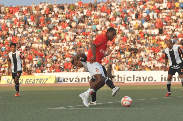 Luis Tejada vivió dos etapas en el fútbol peruano. En medio, pasó por la liga mexicana. Foto: La República   