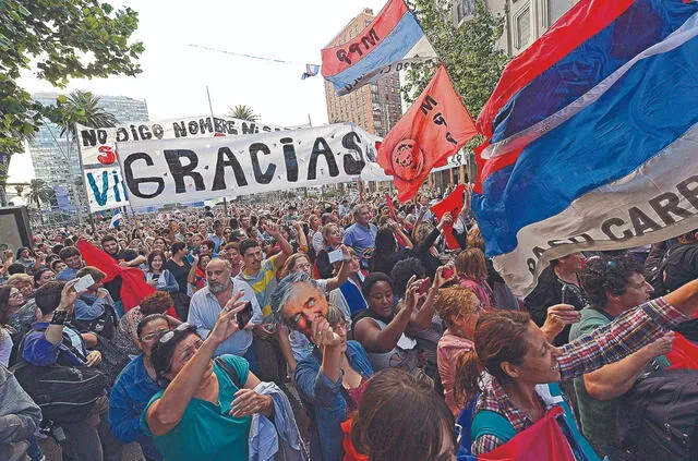  Despedida. Una multitud lo despidió cuando dejó el Gobierno, en 2015. Se fue con 62% de aprobación. Foto: AFP   