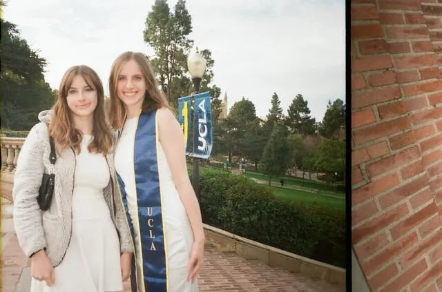  Cali y Noelle Sheldon en la graduación de la segunda. Foto: Instagram   