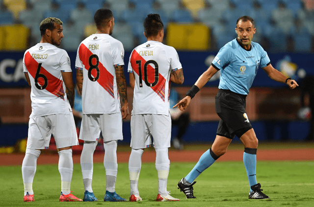  Esteban Ostojich dirigió 4 partidos a la selección peruana de forma oficial. Foto: AFP   