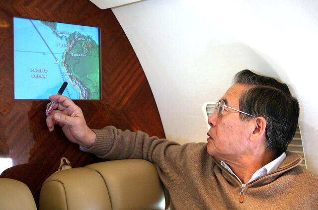 Fotografía tomada el 06 de noviembre de 2005 del Alberto Fujimori antes de aterrizar en Santiago de Chile. Foto: AFP   