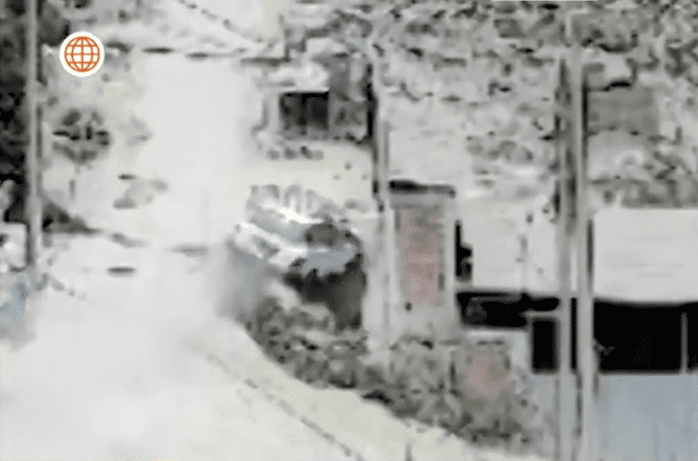 Auto perdió el control y cayó hacia abismo en el lugar. Foto: Captura América Noticias   