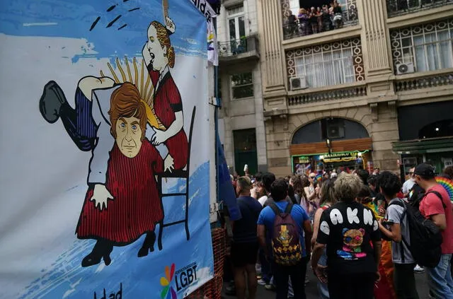 Desde tempranas horas, la Plaza de Mayo se llenó de color y música. Banderas arcoíris y pancartas. Foto: Emmanuel Fernández / Clarín. 