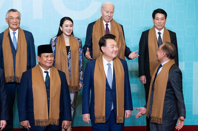 El presidente de Estados Unidos, Joe Biden, habla con el primer ministro de Malasia, Anwar Ibrahim. Foto: AFP   