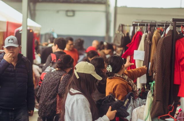  En la feria se pueden encontrar prendas desde S/5, así como ropa cuyos precios oscilan entre S/8 y S/15. Foto: Feria de las Feria La Rana y las Pulgas.<br><br>    