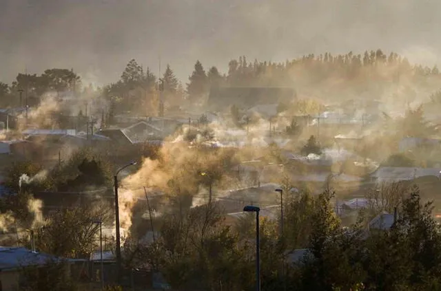  La presencia de contaminantes como monóxido de carbono y partículas en suspensión se posiciona como uno de los factores más críticos tras la alarmante la calidad del aire en Chile. Foto: UdEC.    