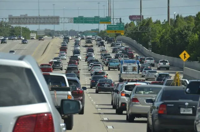 Las calcomanías CAV, otorgadas a vehículos que cumplen con estándares de emisiones, ofrecen beneficios como el uso de carriles especiales, aunque su validez termina el 30 de noviembre de 2025. Foto: Pexels   