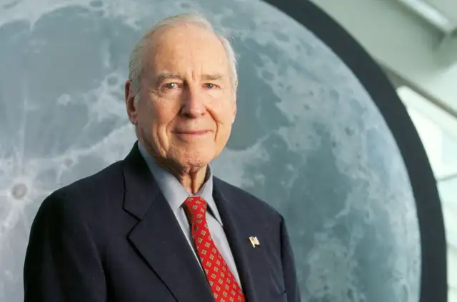 Lovell se retiró de la NASA y la Marina de Estados Unidos, y se enfocó en conferencias, escritura y actividades relacionadas con la exploración espacial.   