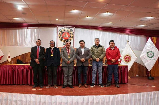 Las autoridades de AMSAC recibieron reconocimiento del Colegio de Ingenieros de Pasco por haber remediado 69 hectáreas de desperdicios mineros altamente contaminantes. Foto: difusión   