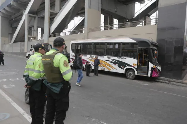 Policías desplegados en la zona tras el incidente. Foto: Marco Cotrina   