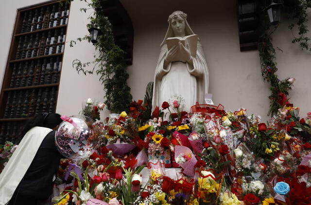 Fieles rinden homenaje en el convento de Santa Rosa de Lima. Foto: Sebastián Blanco Salazar/LR    