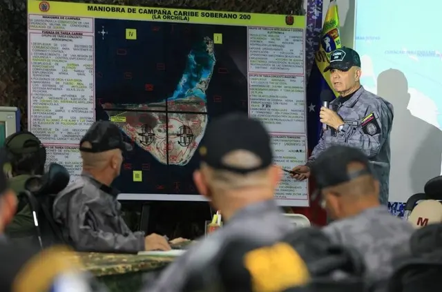  Vladimir Padrino López explicando las maniobras "Caribe Soberano 200". Foto: AFP<br>    