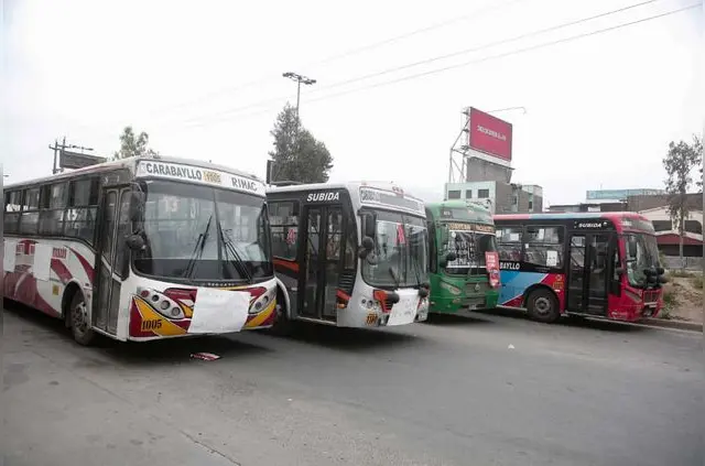 Buses bloqueando la vía Panamericana. Foto: Silvana Quiñonez   
