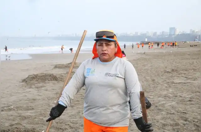 Érika Pantaleón labora en el sector de limpieza hace 30 años. Pide mayor conciencia en los bañistas que visiten los balnearios. Foto: Carlos Félix   