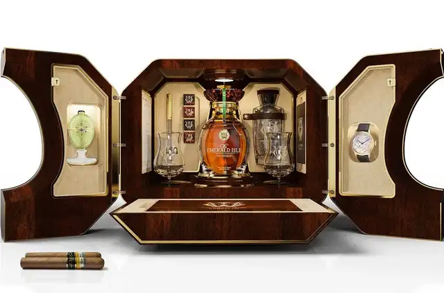 El primer set de whisky de lujo de la colección Emerald Isle se vendió en subasta por la cifra récord de 2.000.000 de dólares, y los sets restantes se lanzaron en eventos exclusivos en todo el mundo a lo largo de 2021, alcanzando precios superiores a los