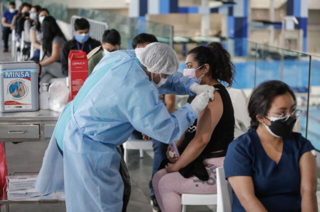 Vacunación en Perú continúa y ya se tiene a más de 28 millones de inmunizados. Foto: Antonio Melgarejo / La República