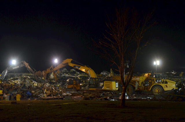 Grúas trabajan la noche del sábado en el rescate de víctimas del tornado en Mayfield, Kentucky. Foto: EFE