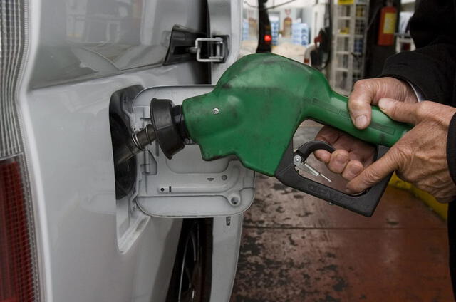 A inicio de la semana el precio de la gasolina ha tenido una leve disminución. Foto: EFE