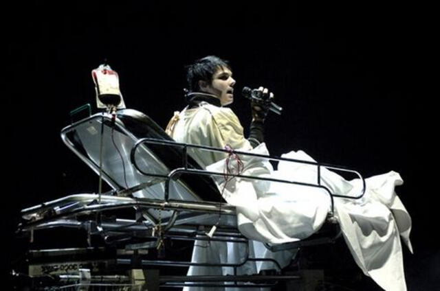 En la gira del álbum, Gerard Way era ingresado al escenario sobre una camilla, interpretando al 'Paciente'. Foto: Facebook / My Chemical Romance