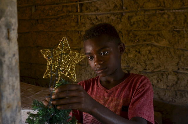 Gabriel Silva muestra un árbol de Navidad dentro de su casa en Pinheiros. Foto: AFP