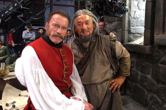 Arnold Schwarzenegger y Jackie Chan juntos en el set de The Iron Mask.