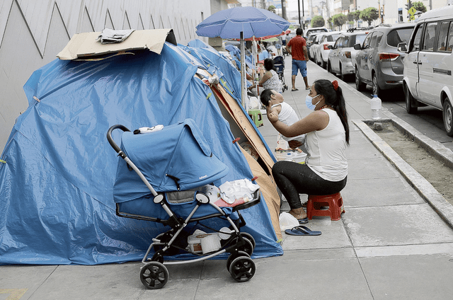 Padres de familia acampan en los exteriores del Hospital del Niño a la espera de ser atendidos. Foto: Gerardo Marin / La República