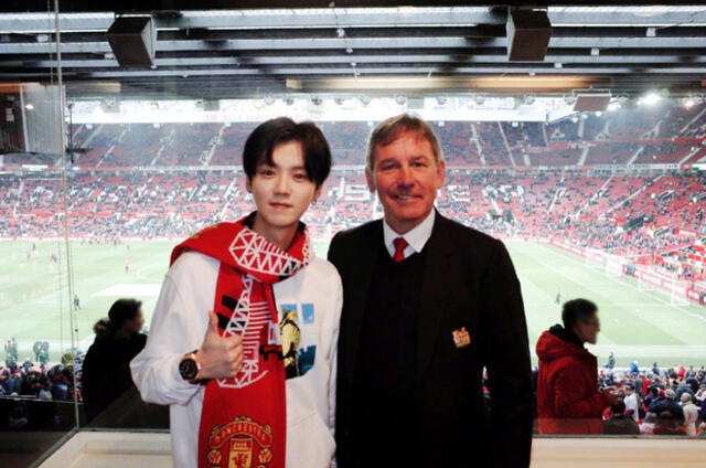 LuHan con el legendario capitán del Manchester United, Bryan Robson.