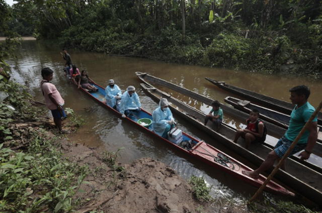 Las brigadas de salud navegaron por los ríos de la selva en un peque-peque. Foto: Minsa
